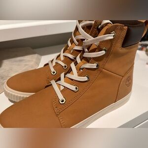 NWT TIMBERLAND WOMEN SKYLA-BAY 6inch boots